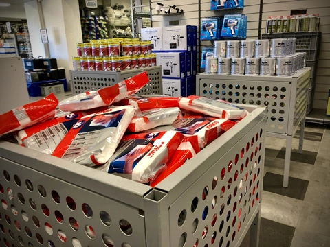 I varehuset i Sarpsborg finner du det meste av det du trenger til båtpleie