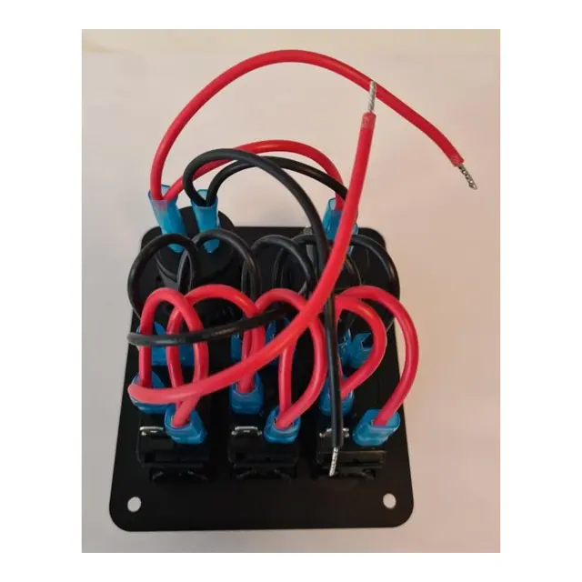 Bryterpanel m/voltmeter og USB uttak 3-veis - 100x110mm 