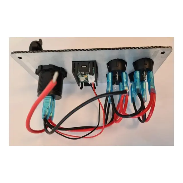 Bryterpanel m/voltmeter og USB uttak 4-veis - 160x80mm 