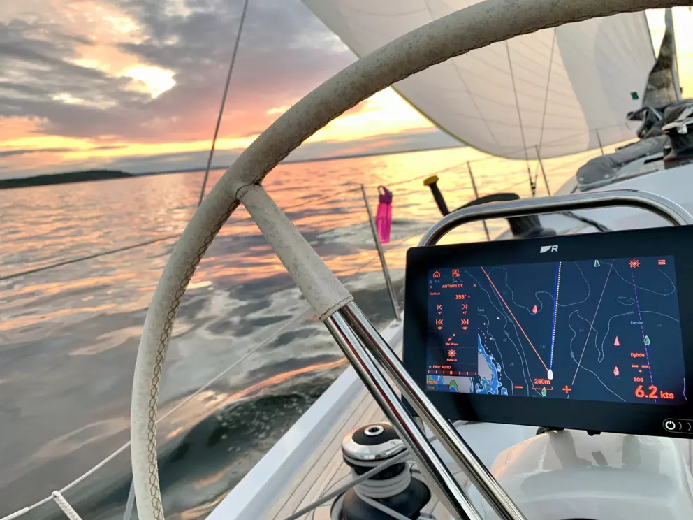 Kartplotter RAYMARINE AXIOM 12 Skjerm m Lighthouse kart E7063800NEU